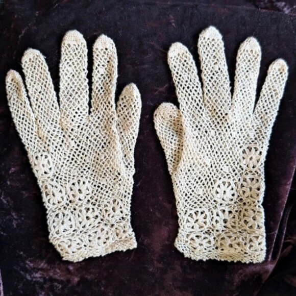 Antique Lace Crocheted Tatted Gloves, Mermaid Scallop Pattern with Flowers - Picture 4 of 8